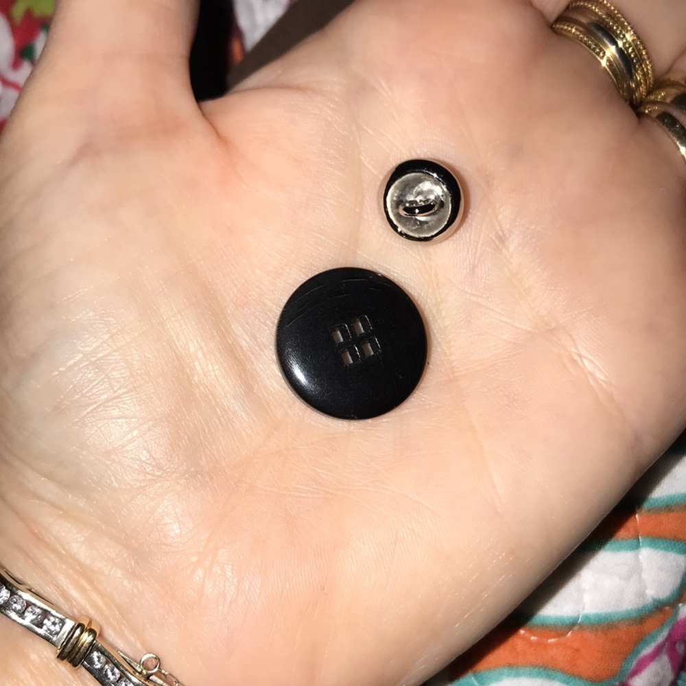 Louis Vuitton Extra Buttons & Thread - Picture 8 of 8